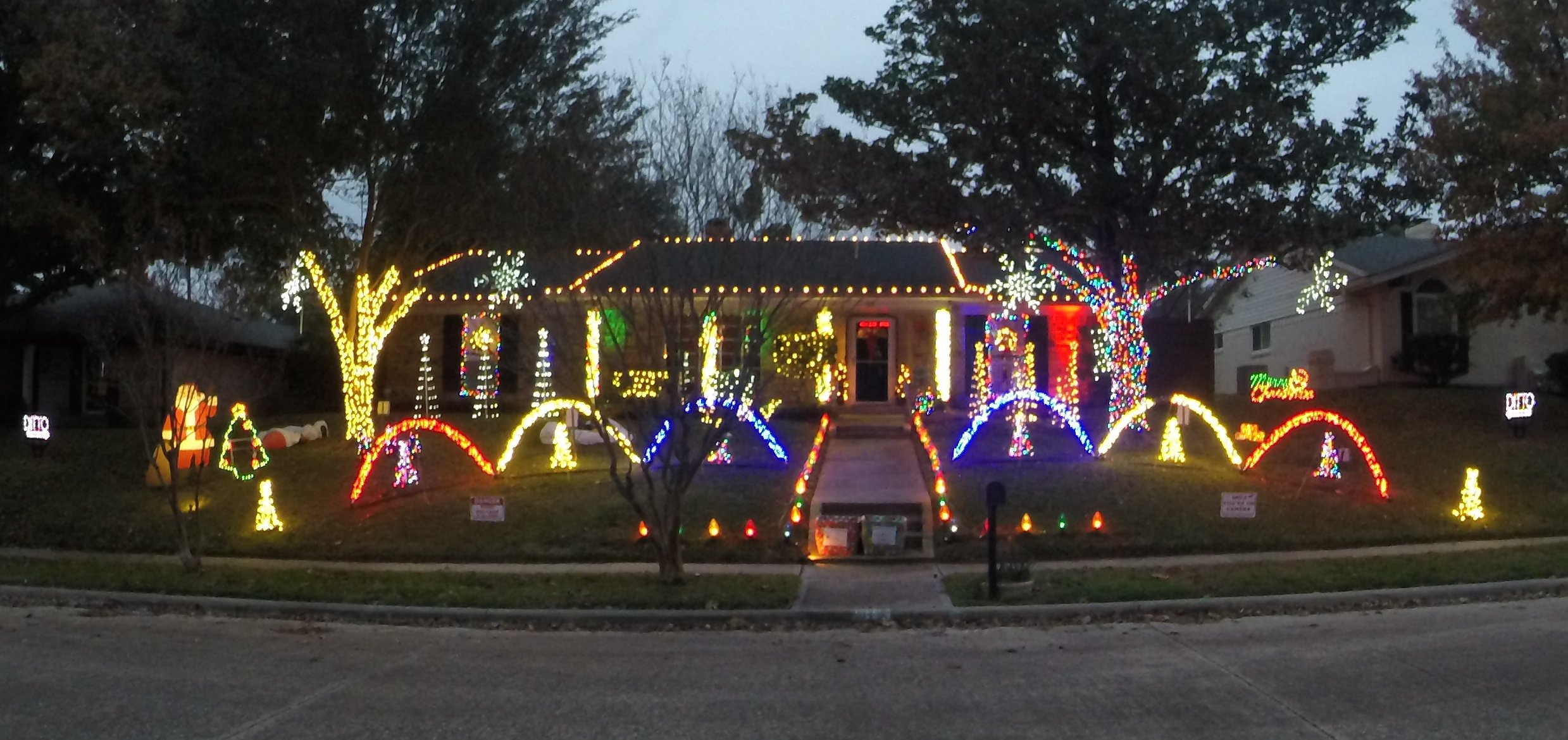 2016 Christmas House Picture 10